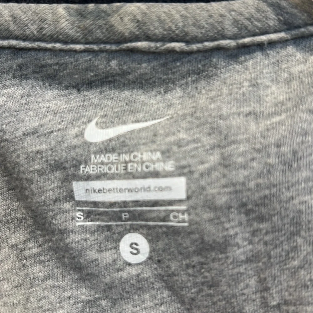 Nike grey zipper hoodie size small. In good preowned condition!